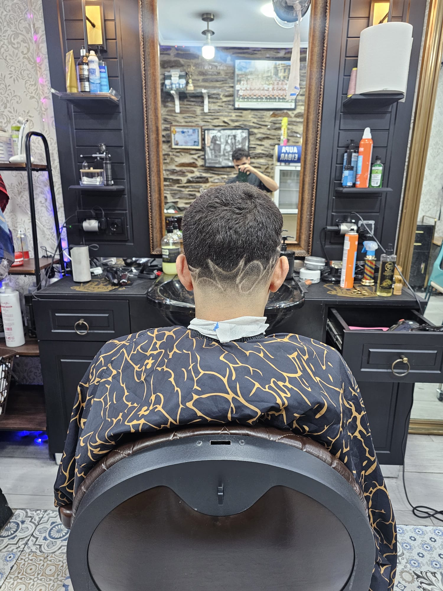 Corte con diseño tribal
